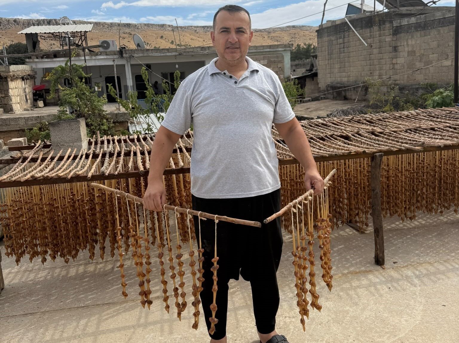 Gaziantep'in yöresel lezzetleri cevizli sucuk ve bastık geleneksel yöntemlerle hazırlanıyor