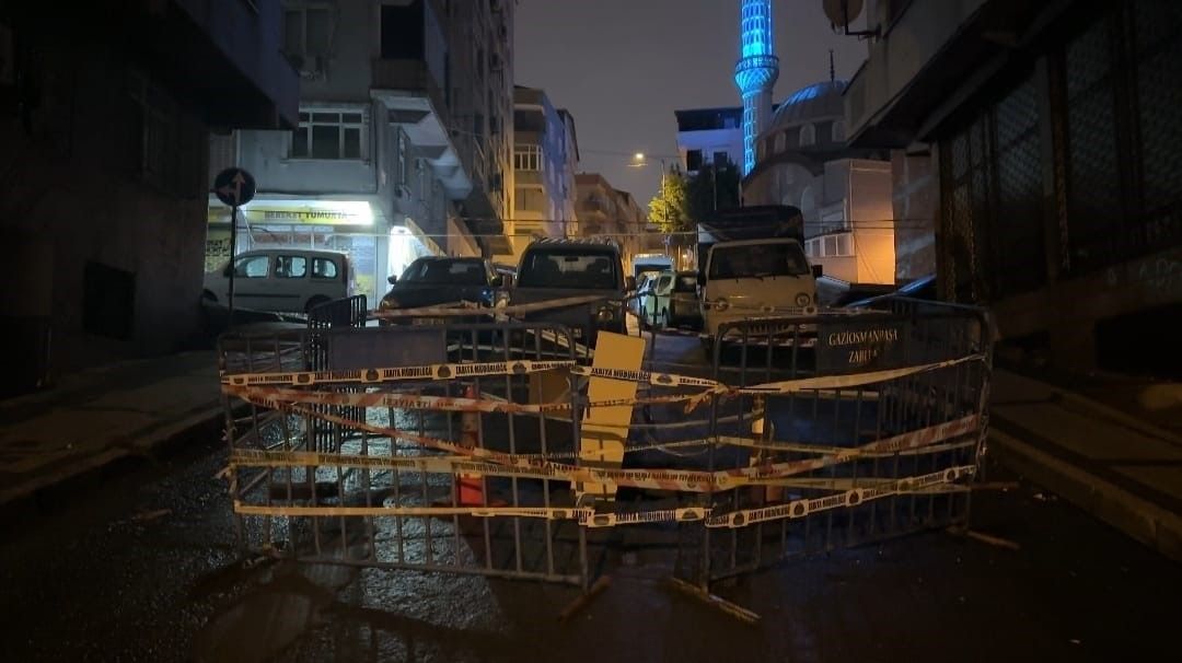 Gaziosmanpaşa'da sağanak sonrası yolda çökme meydana geldi
