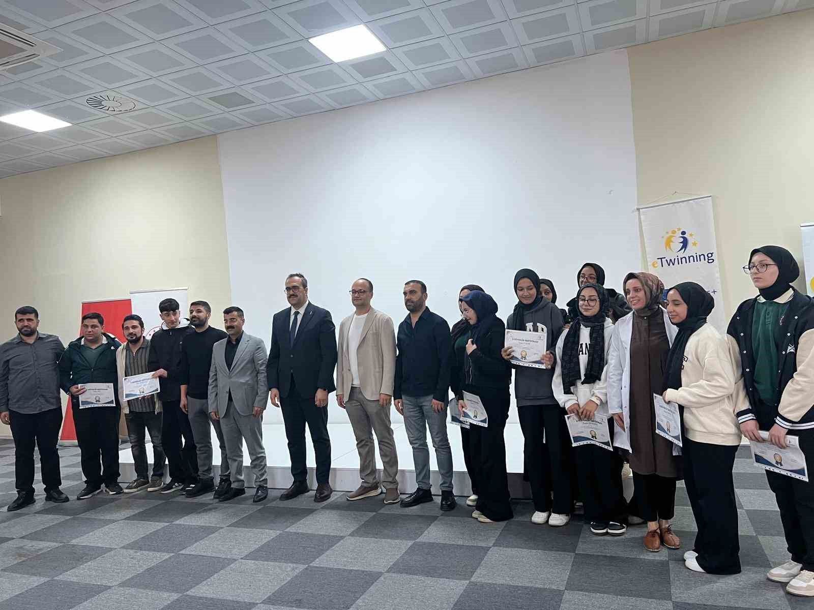 Genç'te öğrencilere güvenli internet eğitimi verildi