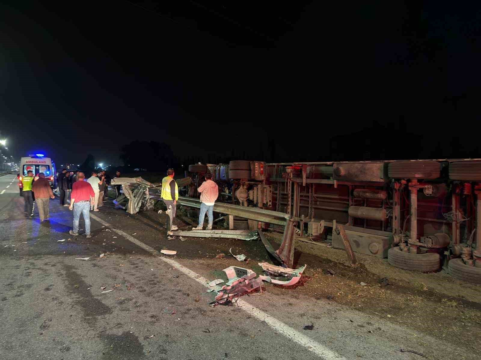 Iğdır'da çimento yüklü tır devrildi: 1 yaralı