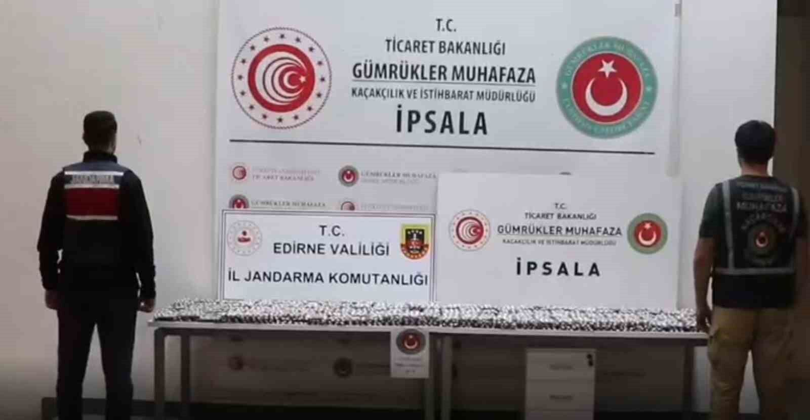 İpsala'da kamyonetin yolcu koltuğunun altından 17 bin 121 kapsül uyuşturucu çıktı