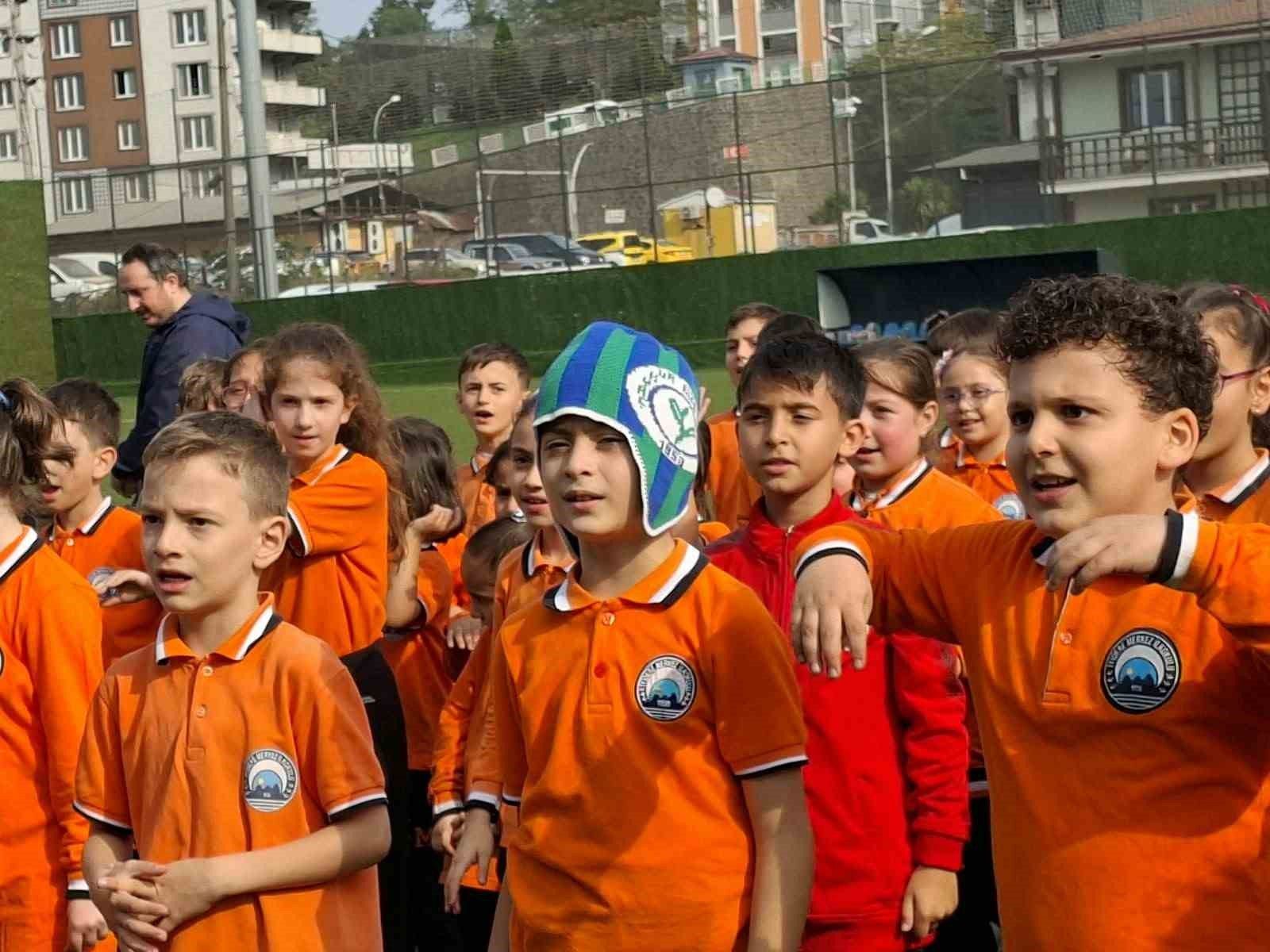 İyidere'de minik kalpler Gençlik Şöleni'nde buluştu