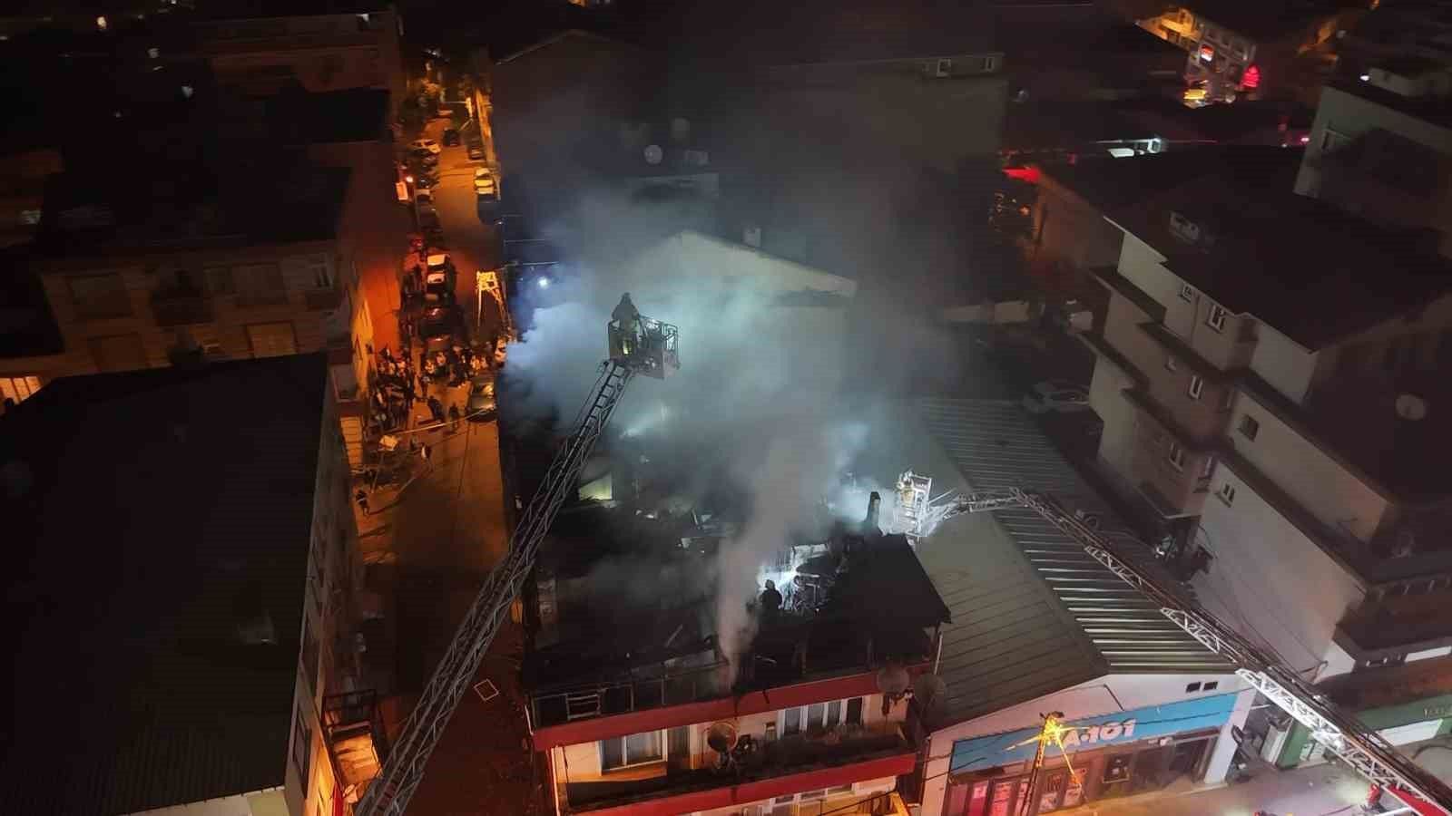 Kağıthane'de 4 katlı binanın çatısı yandı