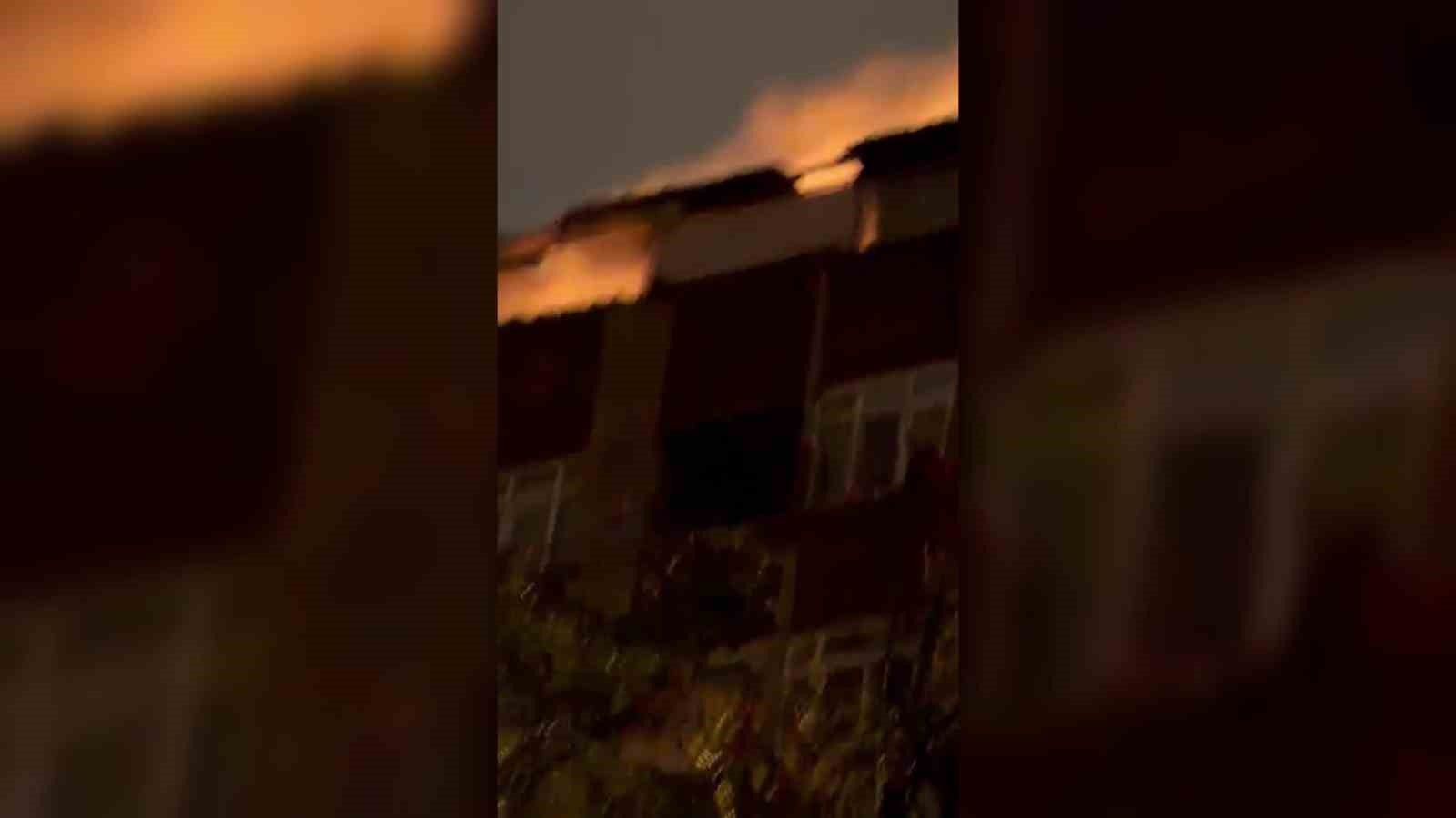 Kağıthane'de 5 katlı binanın çatısı alev alev yandı