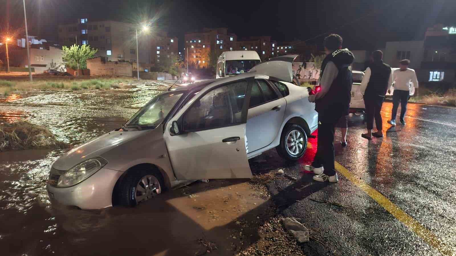 Kahta'da cadde göle döndü, otomobil mahsur kaldı