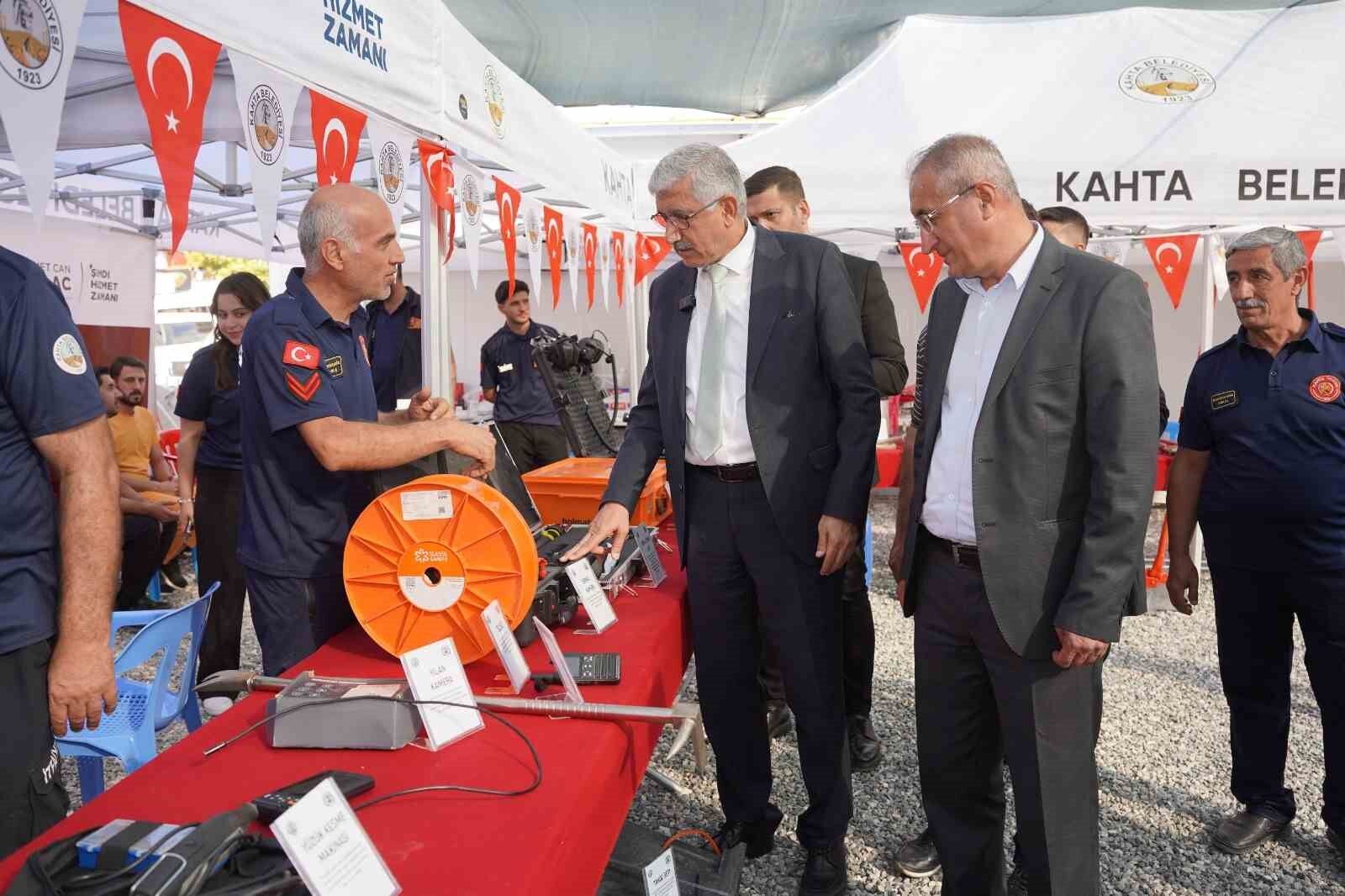 Kahta'da hayat kurtaran buluşma: İtfaiye ekipleri kent meydanında