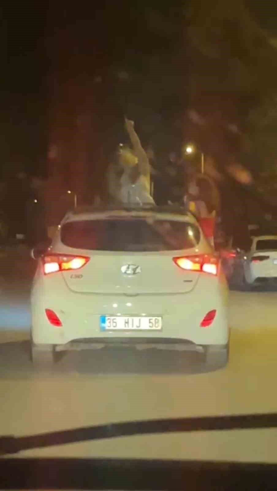 Karabük'te otomobilden sarkarak dans eden kadınların tehlikeli yolculuğu kamerada