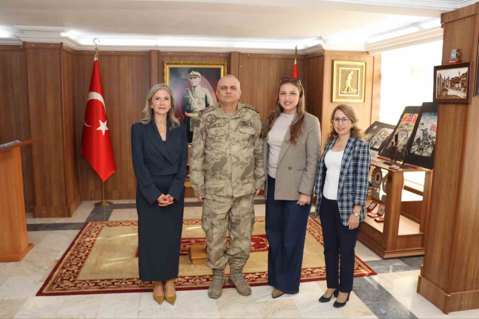 Kars Kızılay Şubesi'nden İl Jandarma Komutanı Coşkun'a hayırlı olsun ziyareti