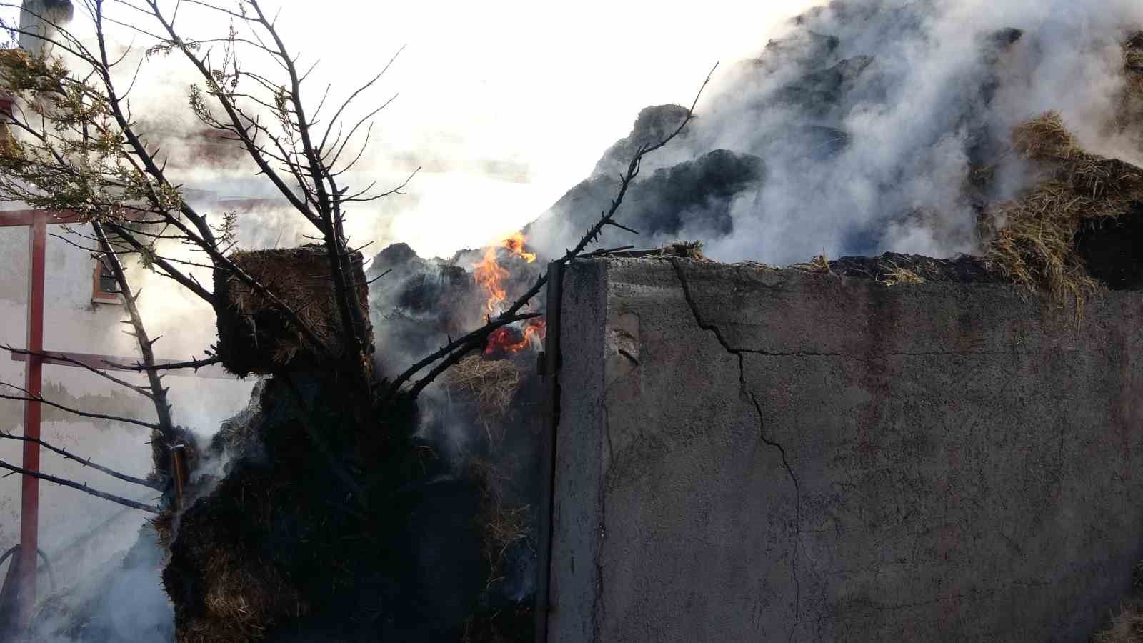 Kastamonu'da çıkan yangında 8 bin balya samanı küle döndü