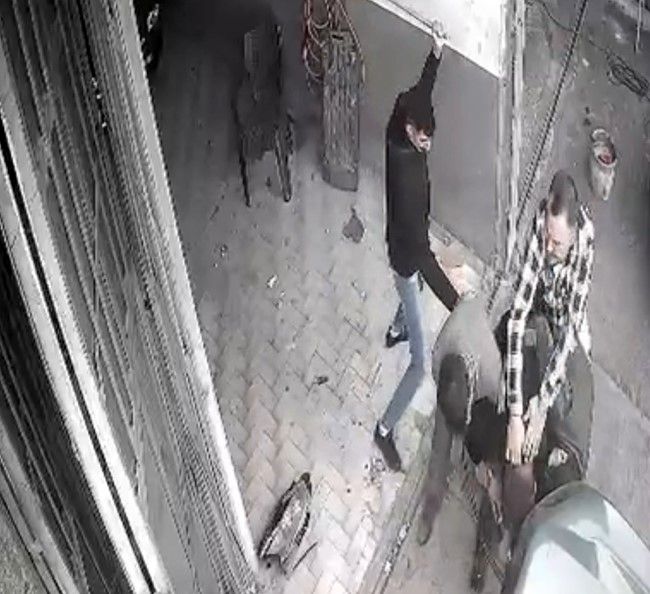 Kayseri'de 1'i ağır 3 kişinin yaralandığı silahlı kavga kamerada
