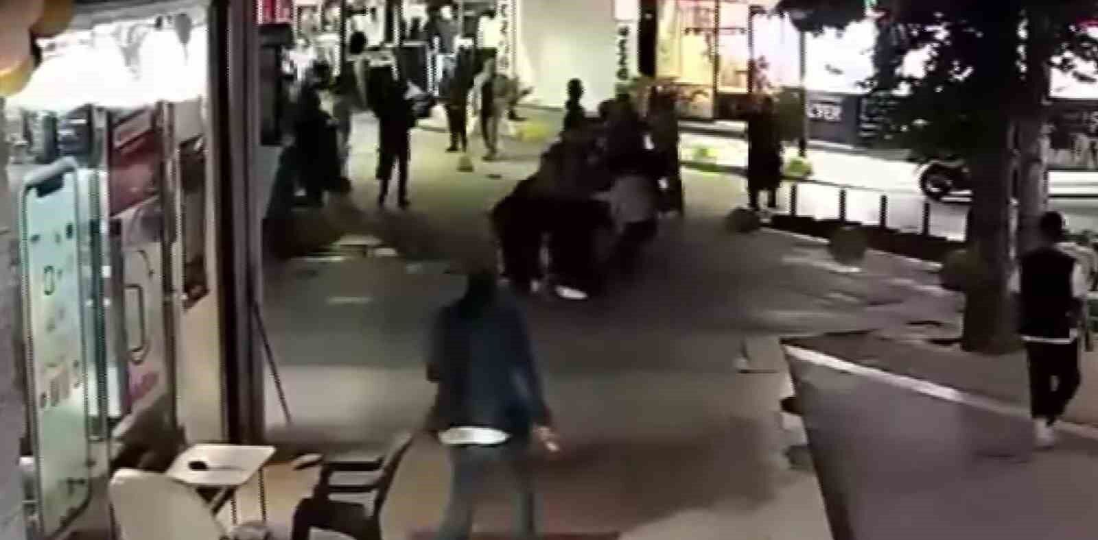 Kocaeli'de anne ve kızını cadde ortasında darbettiler