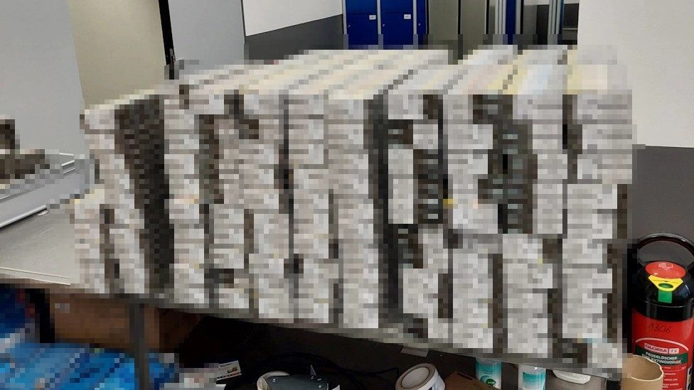 Köln Havalimanı'nda 12 valizde 57 bin paket kaçak sigara ele geçirildi