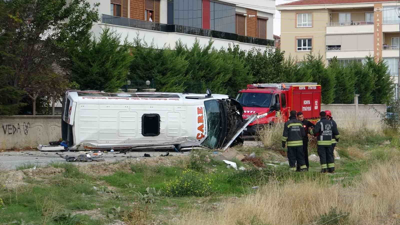 Konya'da servis minibüsü ile otomobil çarpıştı: 9 yaralı