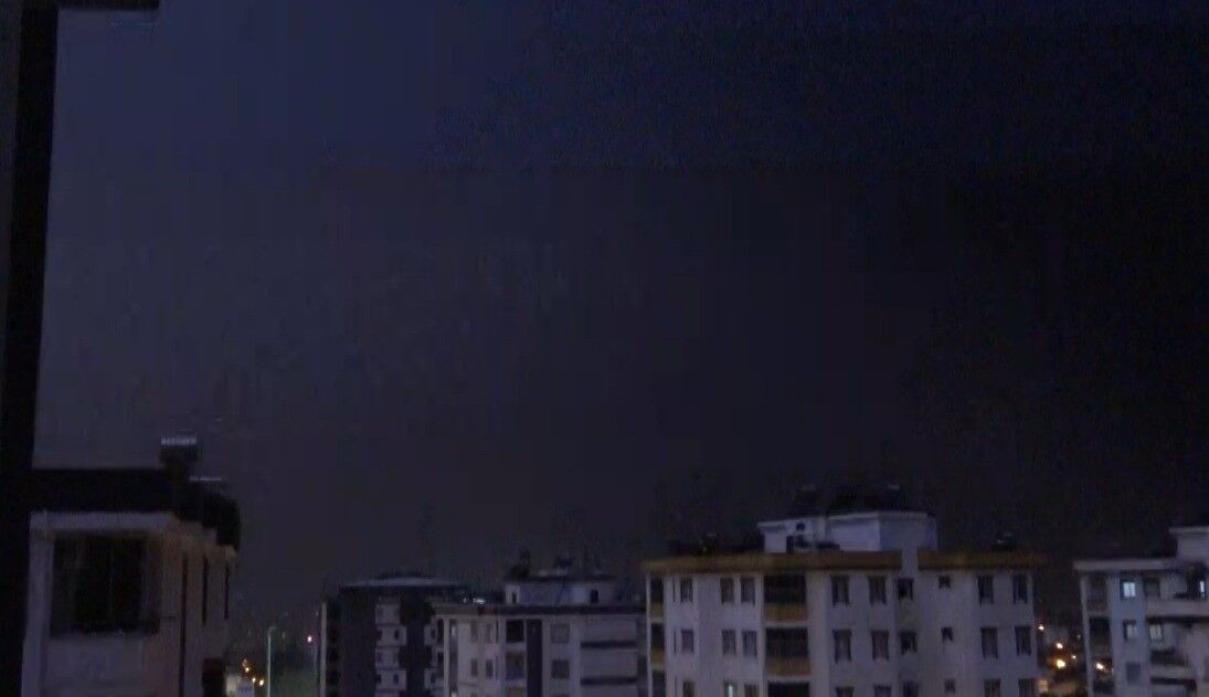 Kozan'da yıldırımın düşme anı kamerada