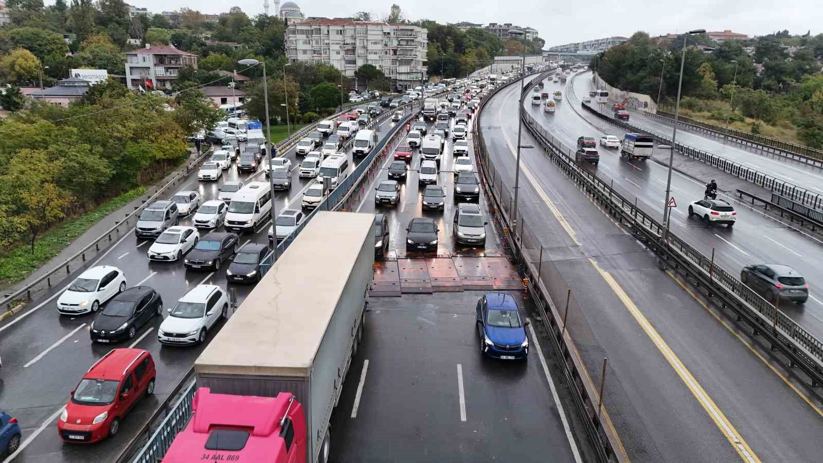 Küçükçekmece'de D-100'e derz kasisi konuldu, yağmurla birlikte trafik durma noktasına geldi