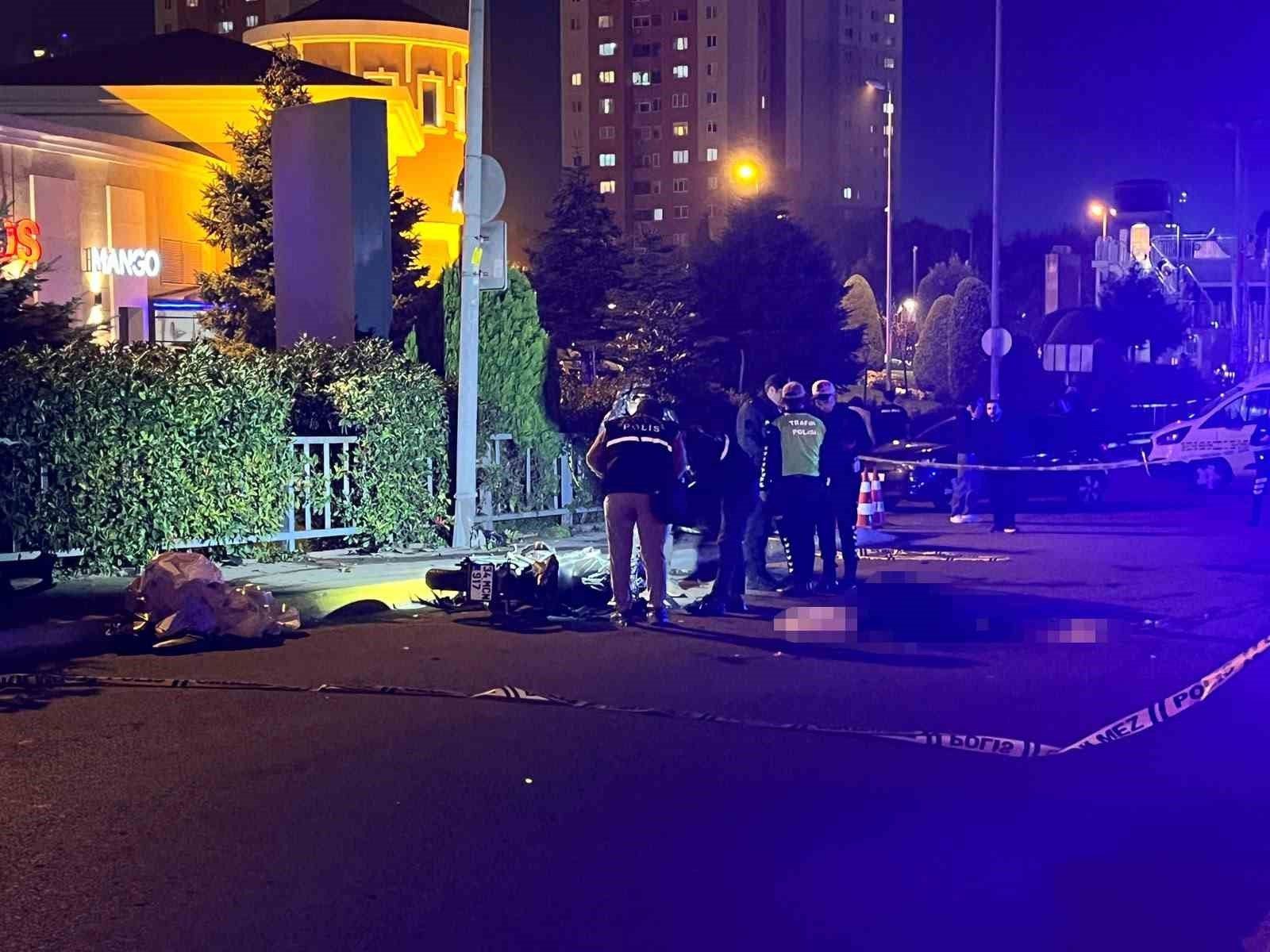 Küçükçekmece'de motosiklet otomobille çarpıştı: 1 ölü, 1 yaralı