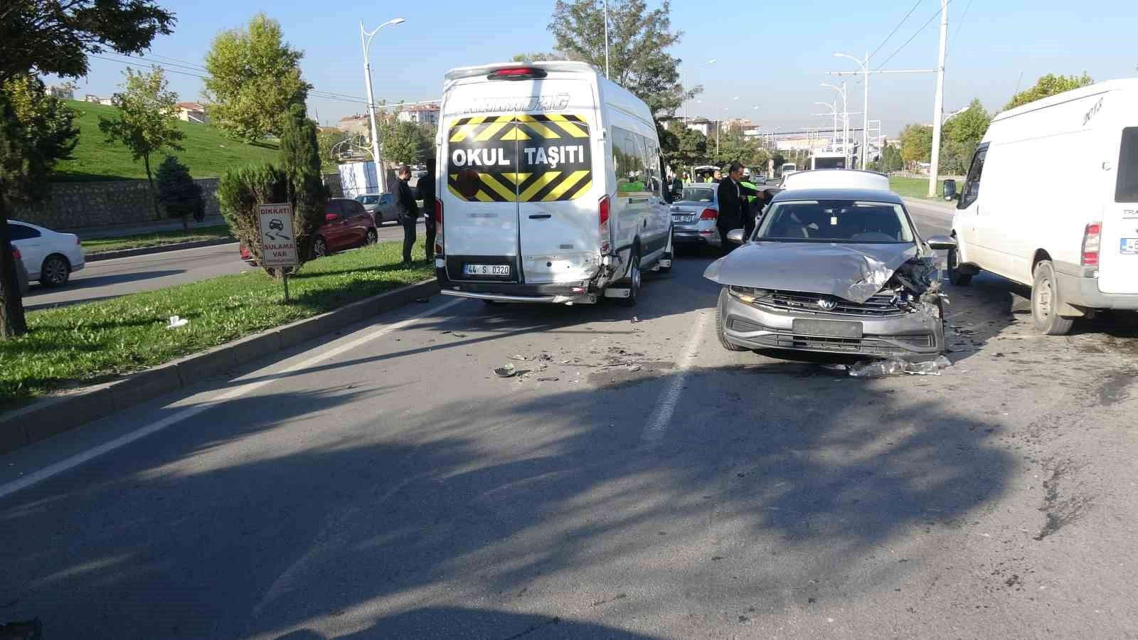 Malatya'da 6 aracın karıştığı kazada 3 kişi yaralandı
