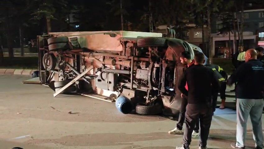 Merzifon'da kamyonetle otomobil çarpıştı: 3 yaralı