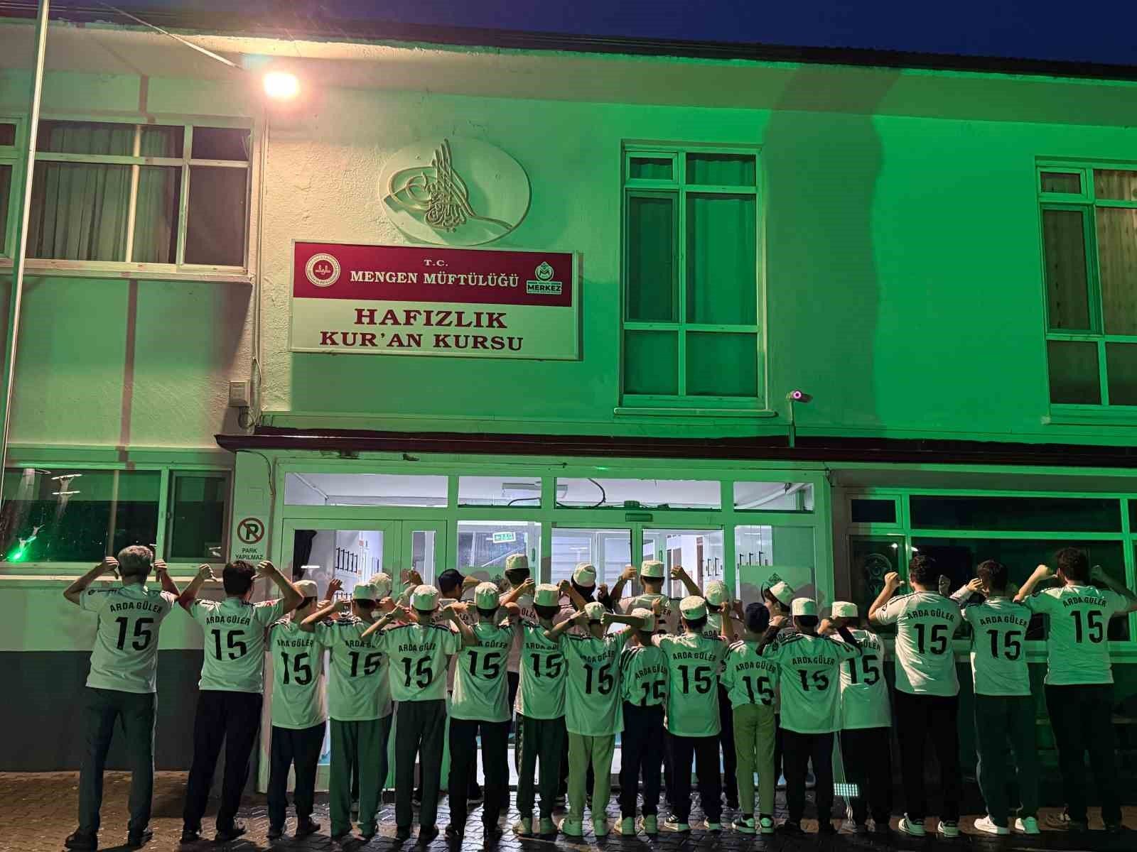 Milli yıldız Arda Güler'den memleketine anlamlı jest: İmzalı formasını hafızlık öğrencilerine hediye etti