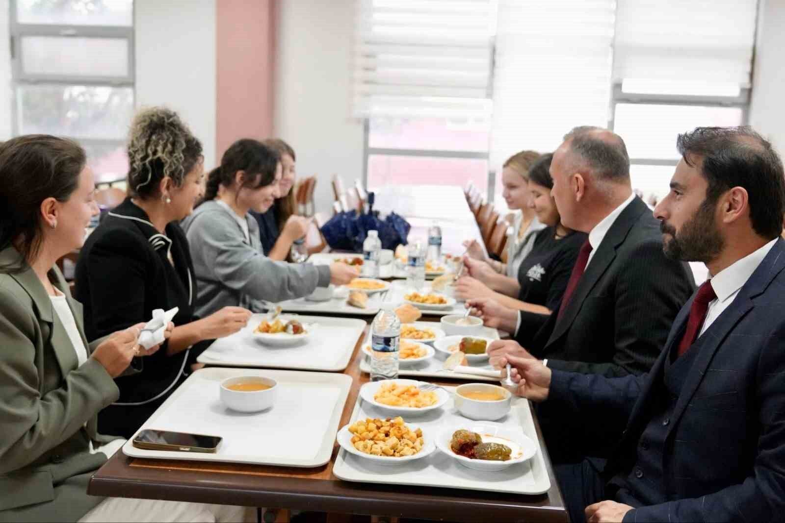 Müdür Özalp, Bandırma'daki yurtlarda öğrencilerle buluştu