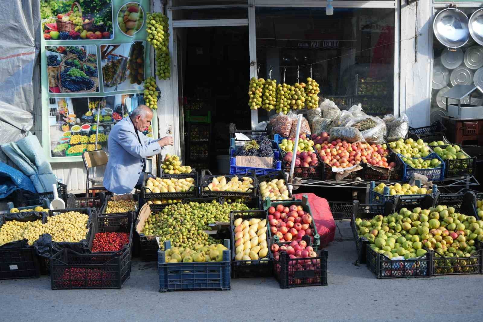 Muş'ta 40 yıllık gelenek: Güz armutlarını ipe dizerek saklıyor