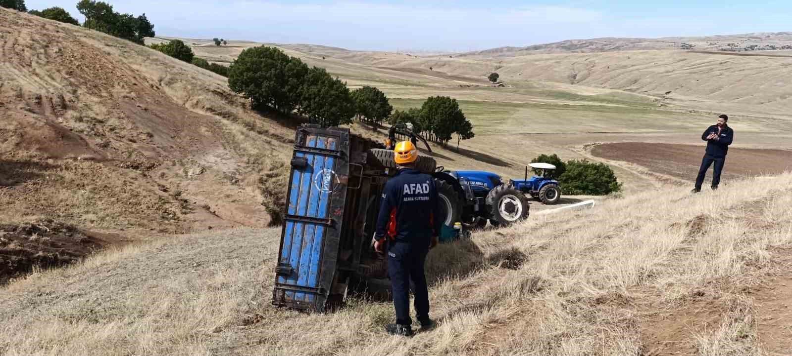 Muş'ta devrilen traktörün altında kalan sürücü ağır yaralandı