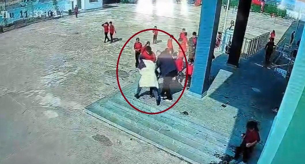 Nefes borusuna mandalina parçası kaçan öğrenciyi müdür yardımcısının kurtardığı anlar kamerada