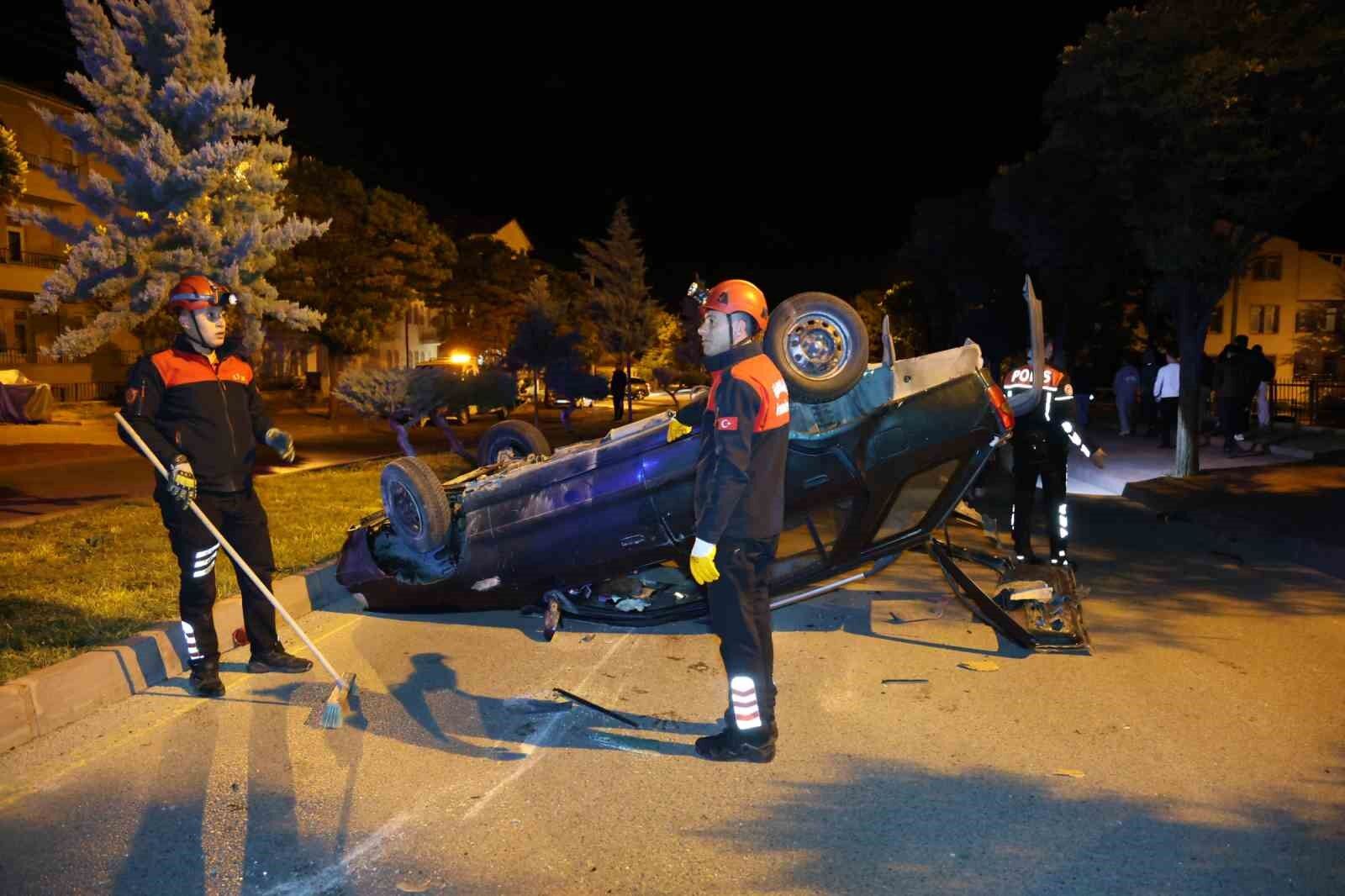Nevşehir'de yarış yaptıkları iddia edilen iki otomobil kavşakta kazaya karıştı: 6 yaralı