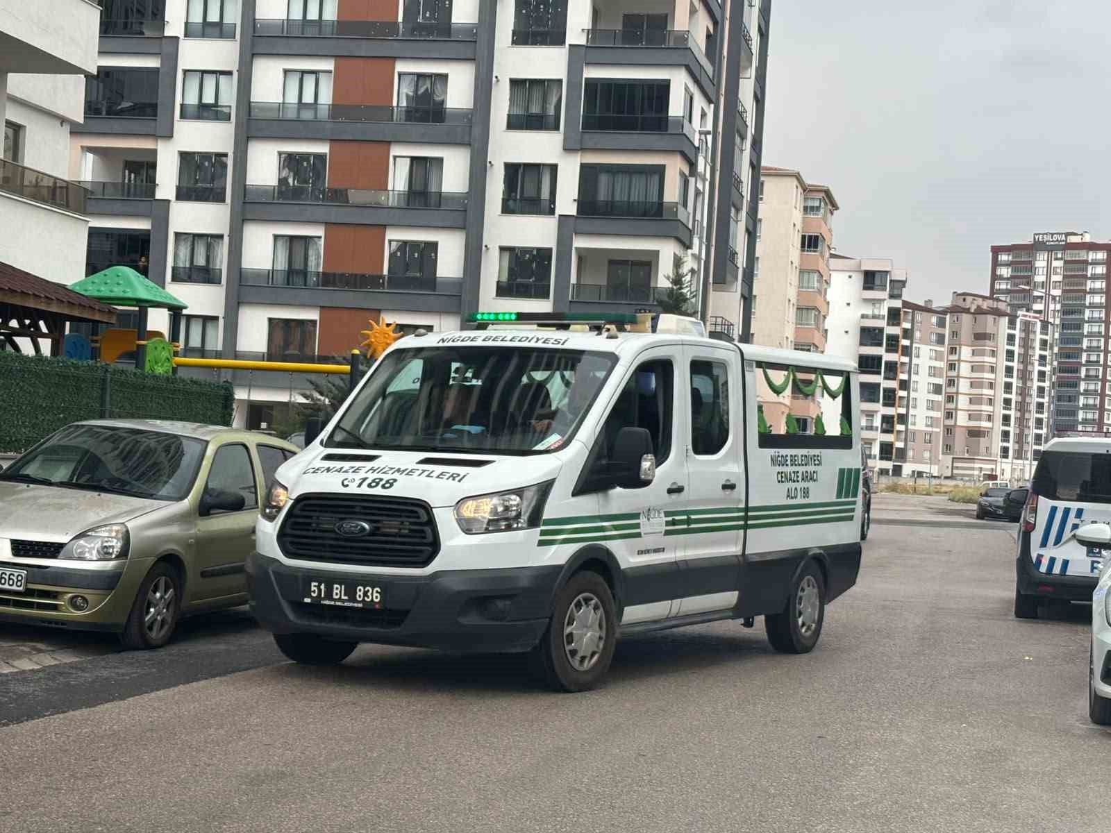 Niğde'de genç kız çatı katında ölü bulundu
