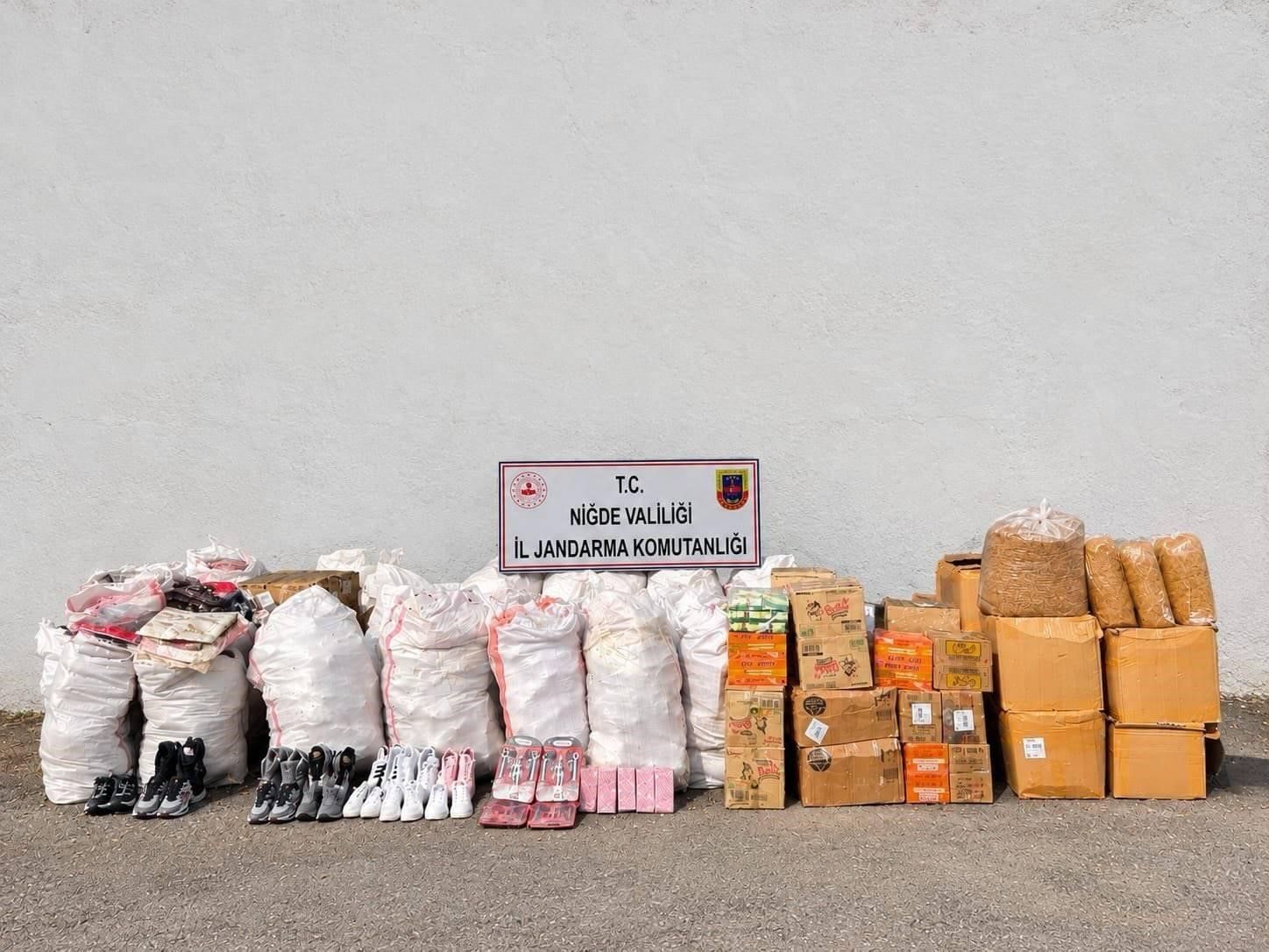 Niğde'de kargo aracından kaçak ürün çıktı