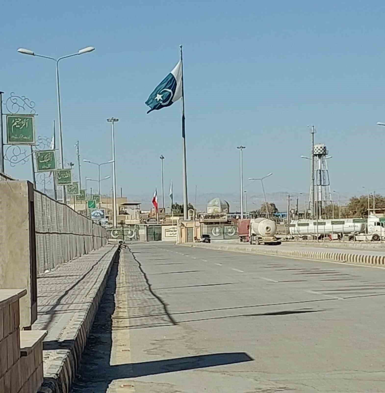 Pakistan güvenlik gerekçesiyle İran ile iki sınır kapısında ticareti durdurdu