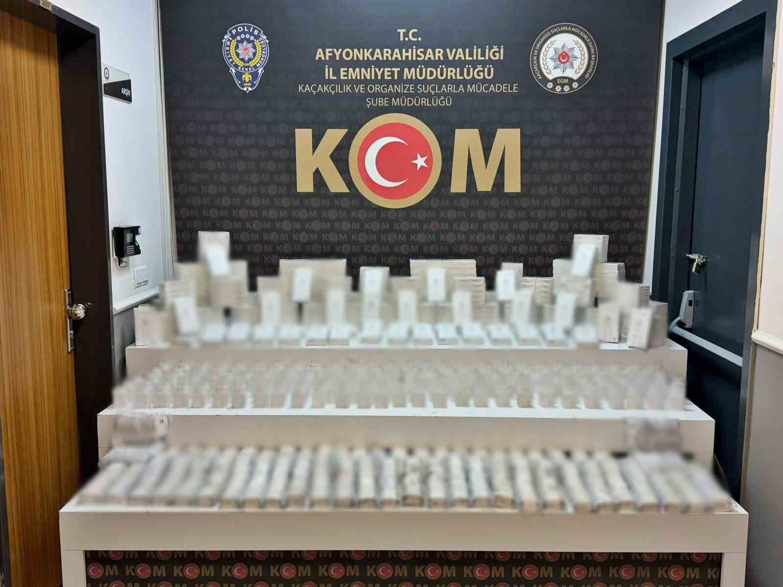Polis kaçak cep telefonu aksesuarları ele geçirdi