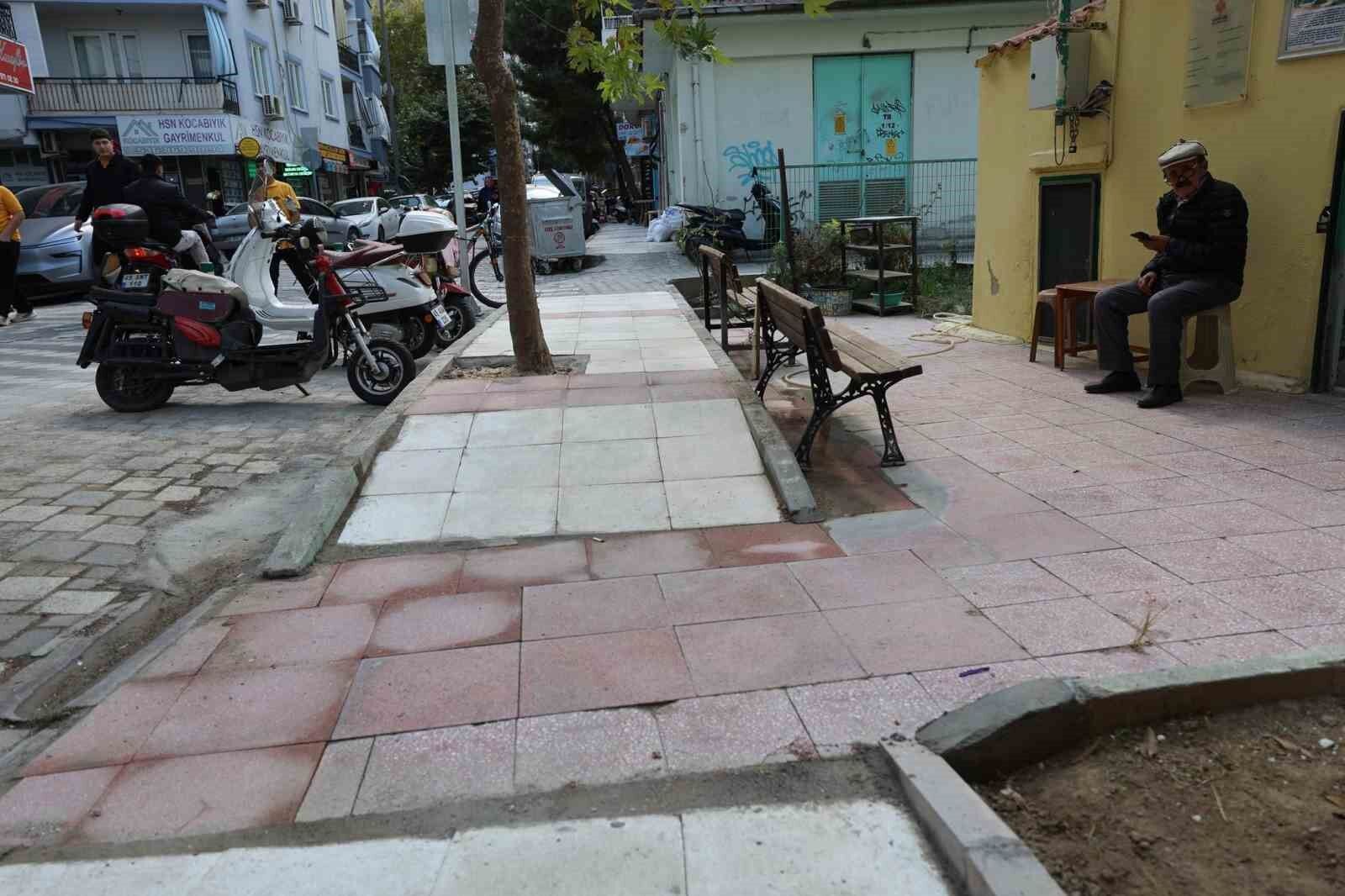 Şehzadeler'de tarihi yapının kaldırımları yenilendi