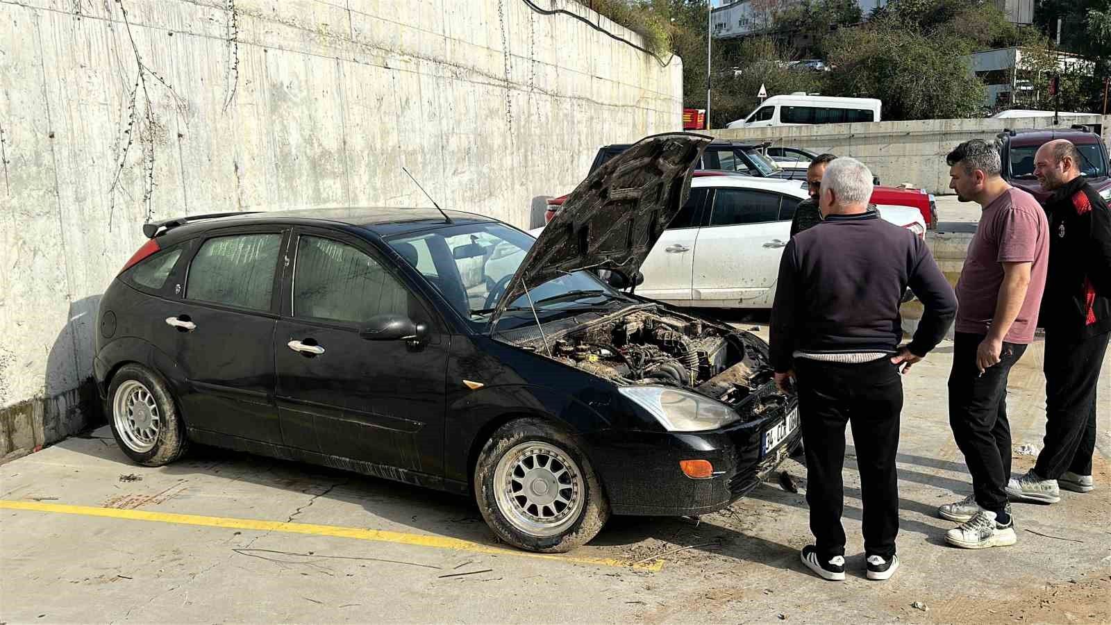Selde hasar gören araçlar çekicilerle sanayiye taşınıyor