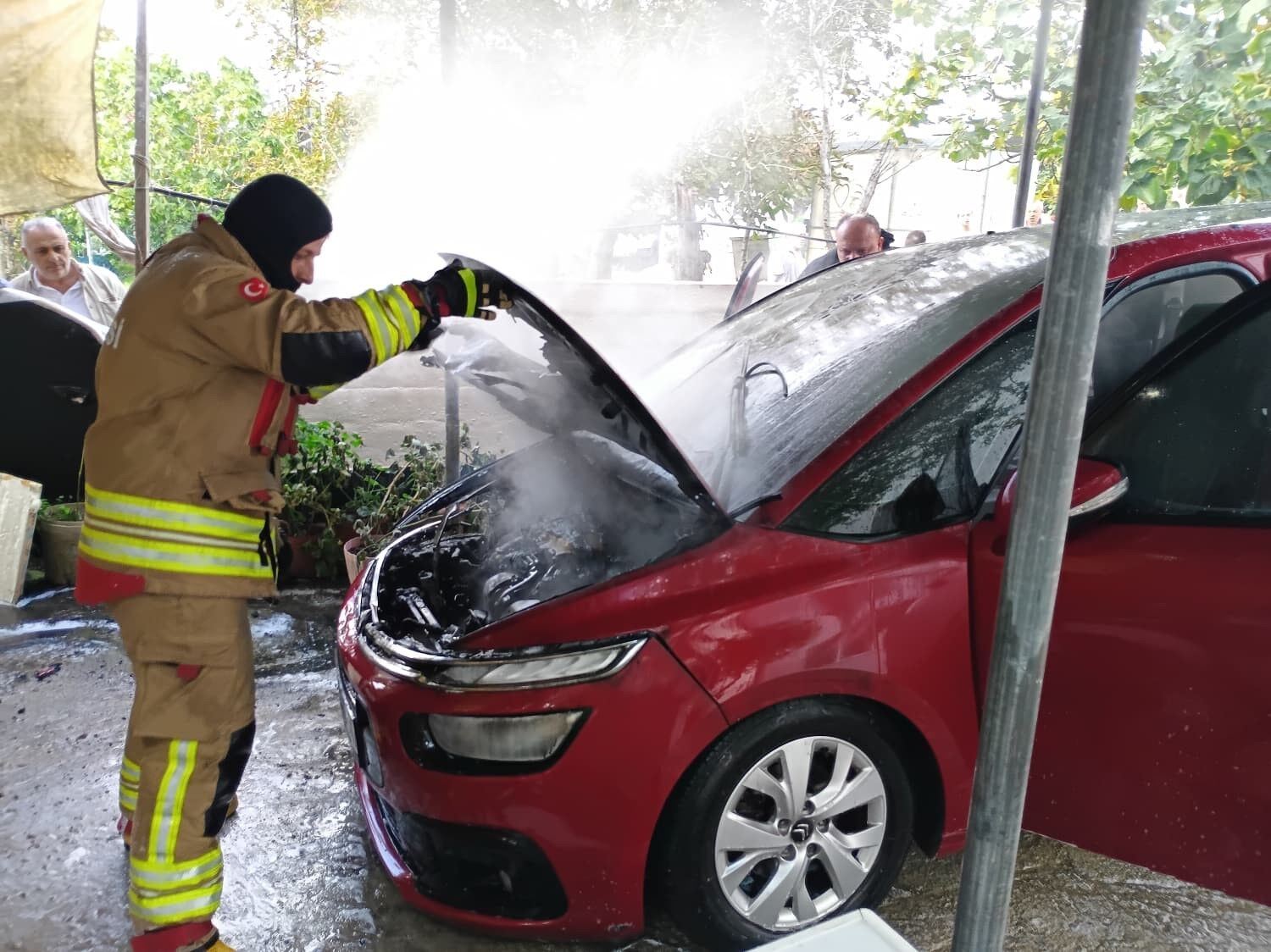 Sinop'ta aracını yıkayan sürücünün otomobili alev aldı