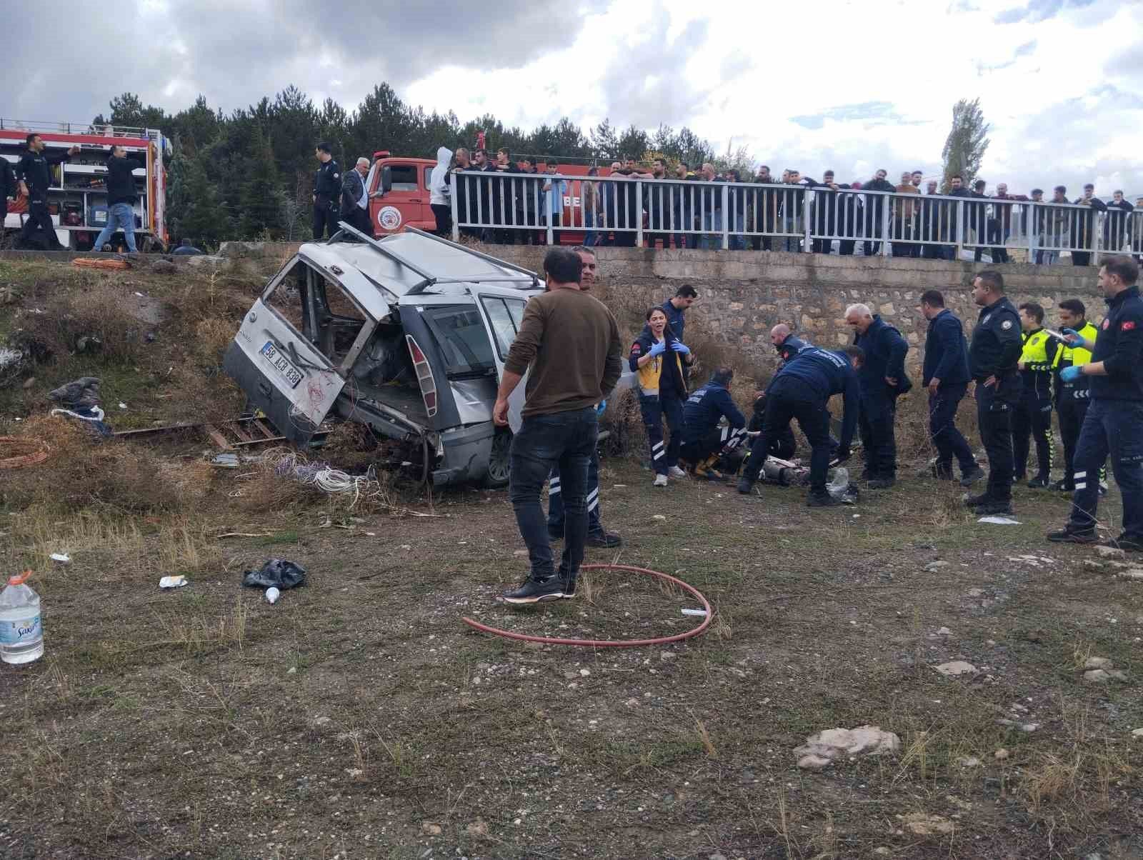 Sivas'ta hafifi ticari araç şarampole uçtu: 1 kişi öldü, 2'si ağır 4 yaralı
