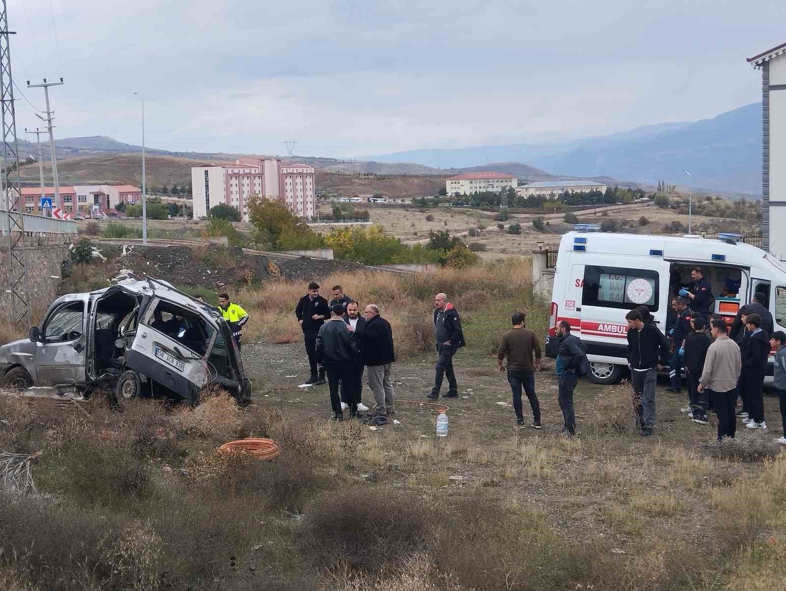 Sivas'ta hafifi ticari araç şarampole uçtu: 3'ü ağır 5 yaralı