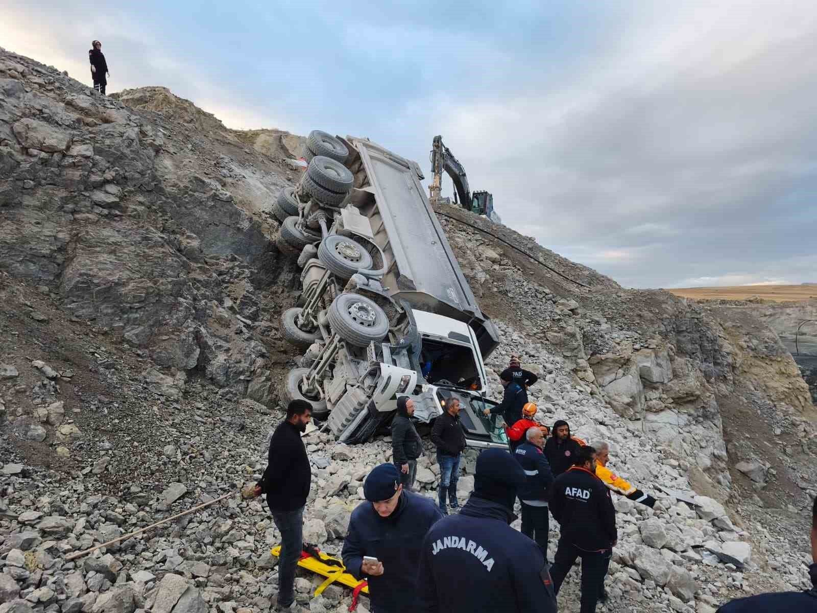 Sivas'ta taş ocağında kamyon devrildi, sürücüsü yaralandı