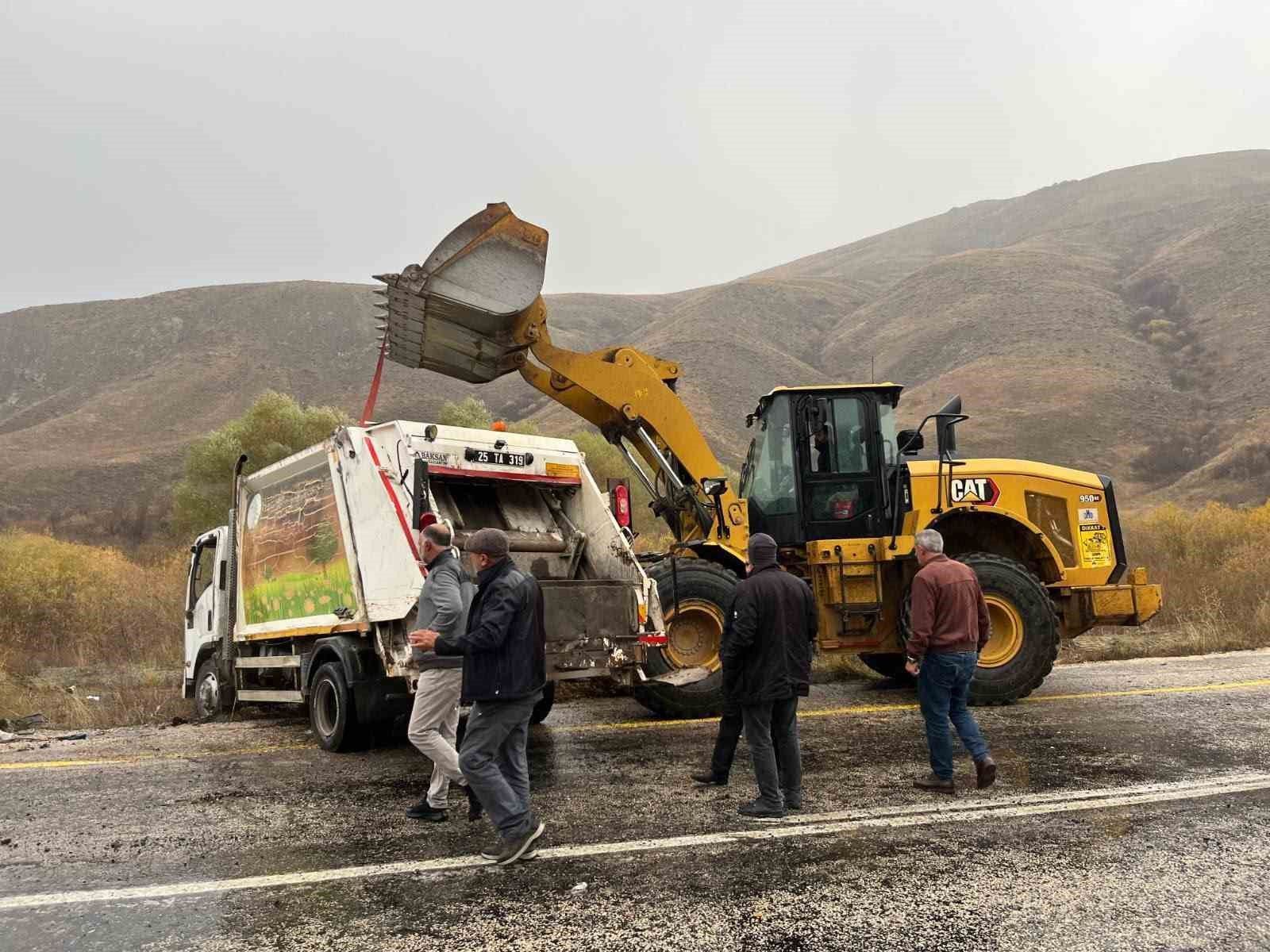 Tekman'da çöp kamyoneti kaza yaptı: 1 yaralı