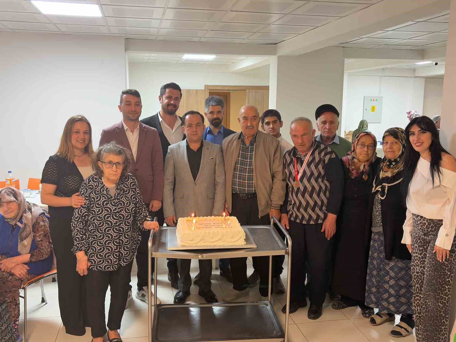 Tosya'da huzurevi sakinleriyle yaş pasta kesildi