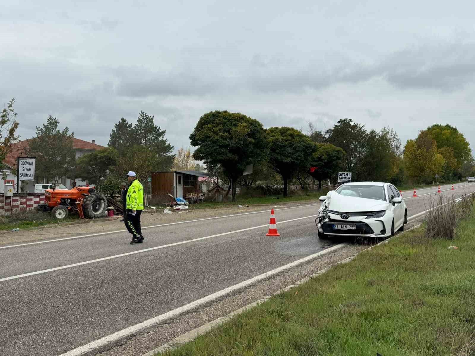 Traktöre çarpan otomobilin sürücüsü yaralandı