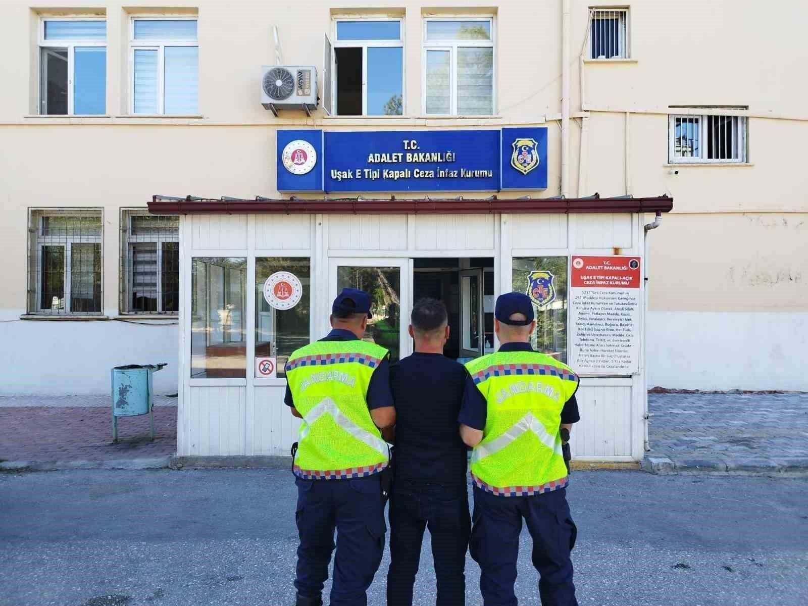 Uşak'ta jandarma ekiplerince kesinleşmiş hapis cezası bulunan 25 aranan şahıs yakalandı