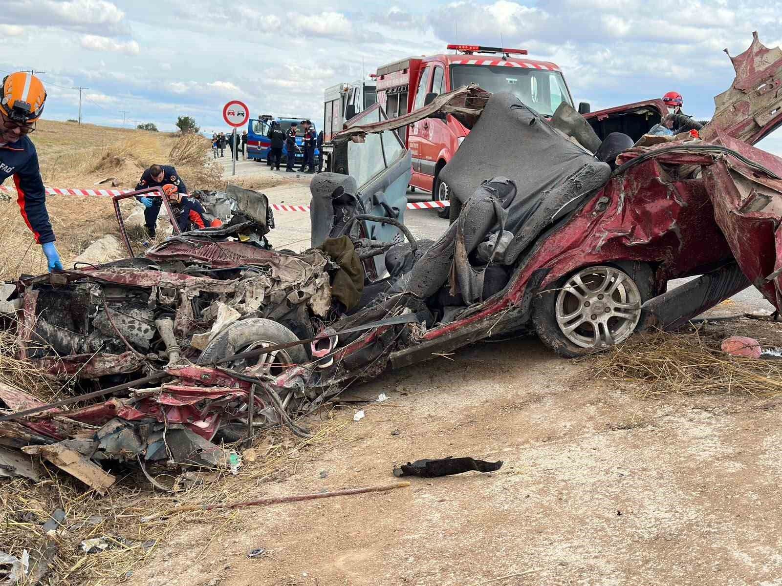 Uşak'ta kamyon ile otomobil çarpıştı: 3 ölü, 1 yaralı