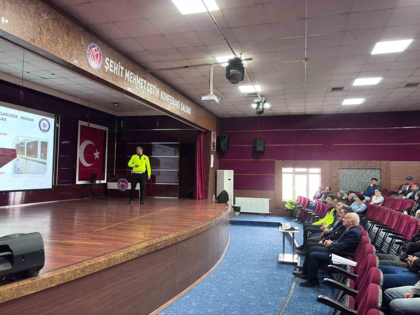 Uşak'ta okul servisi sürücülerine trafik güvenliği eğitimi