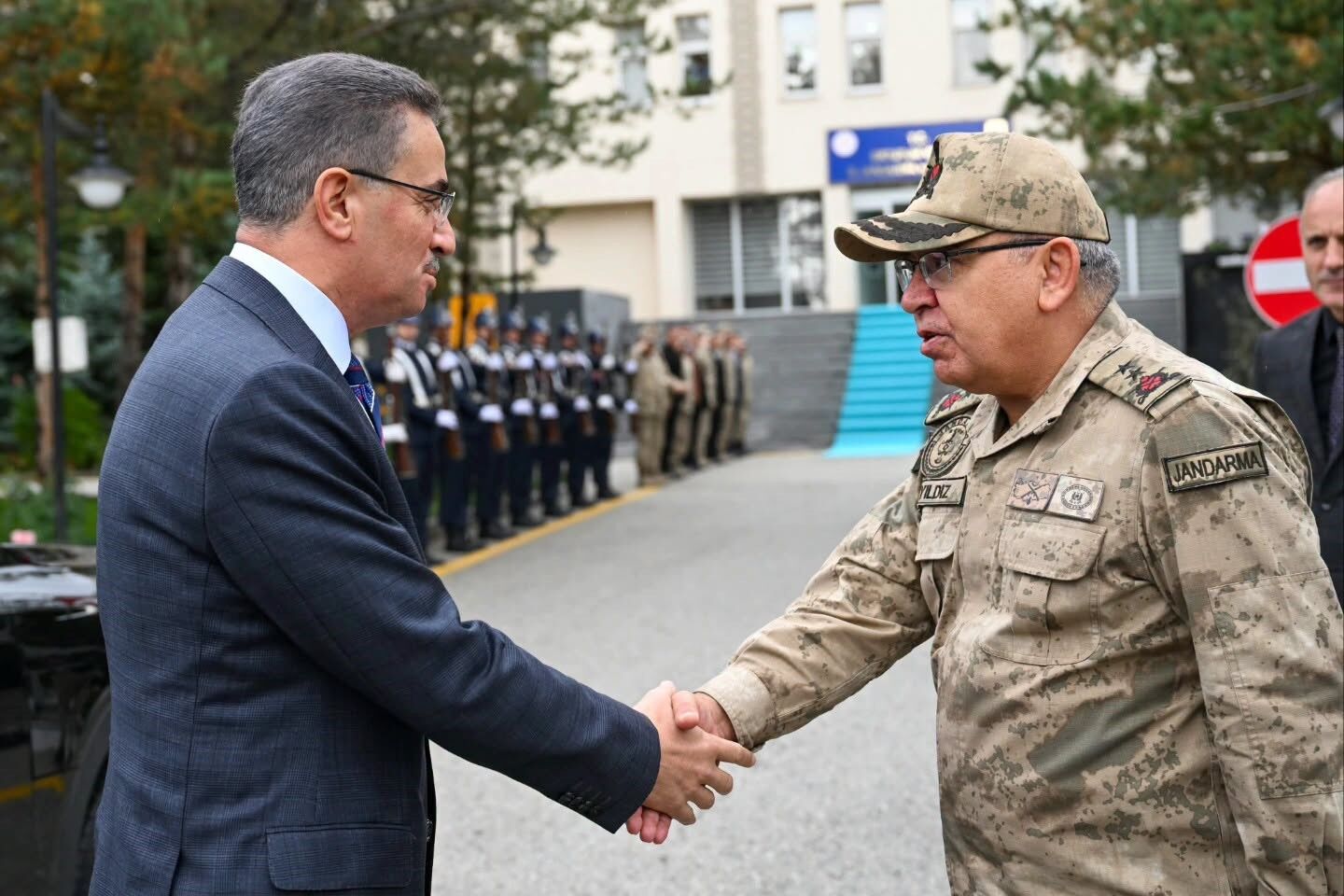 Vali Baruş'tan Tümgeneral Cengiz Yıldız'a ziyaret