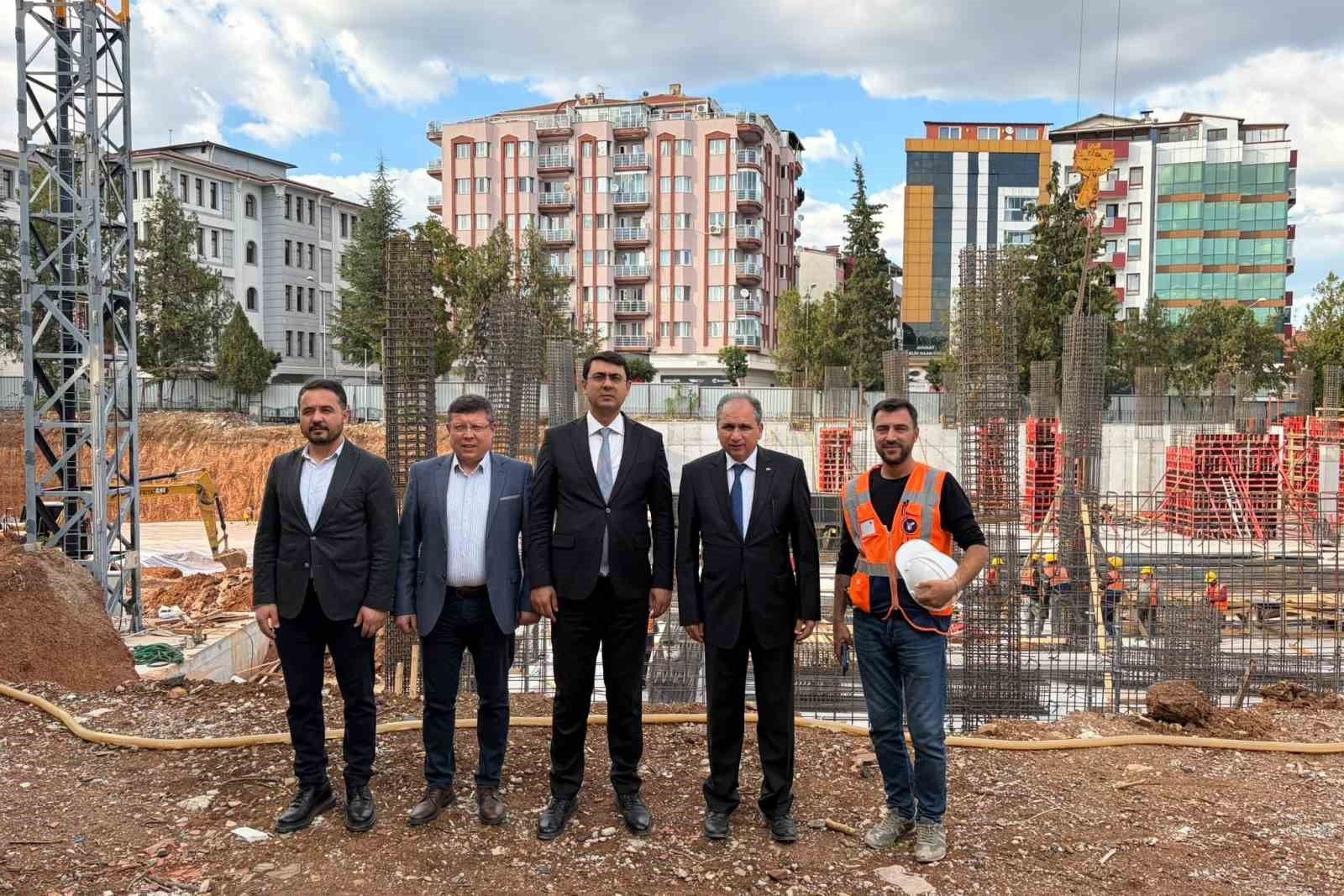 Vali Kartal, yapımı devam eden öğretmenevi ve sanat okulu inşaatını inceledi
