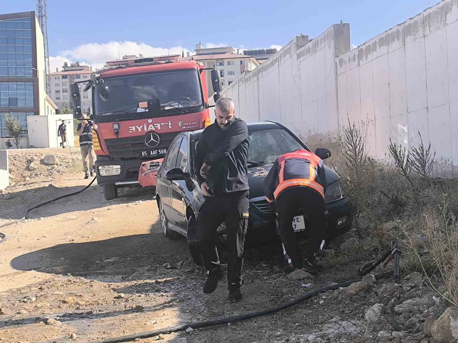 Van'da park halindeki otomobilde yangın