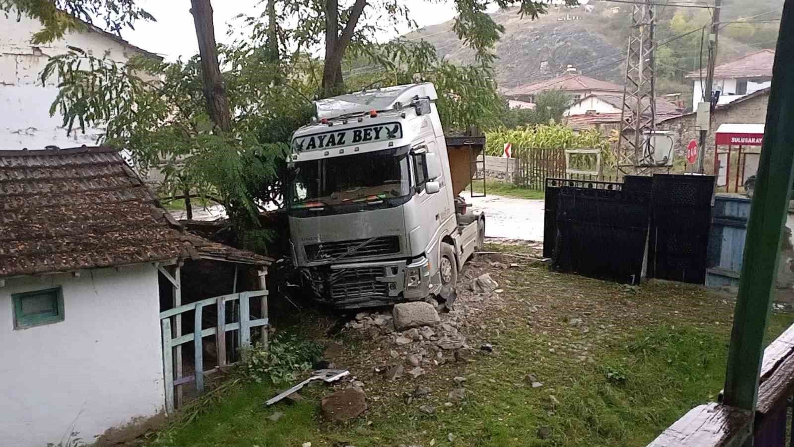 Yağışta kayan tır evin bahçesine girdi
