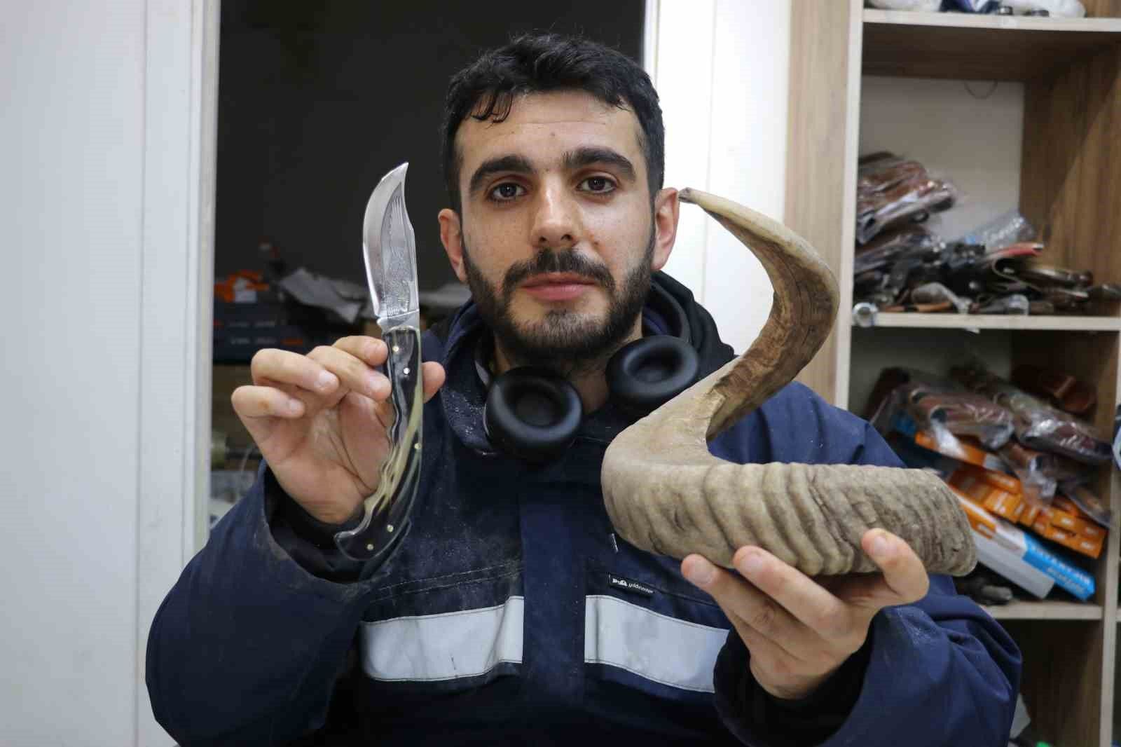 Yaklaşık 30 yıllık boynuzlar bıçak sapına dönüştü, 25 santimlik Sivas bıçağı ilgi odağı oldu