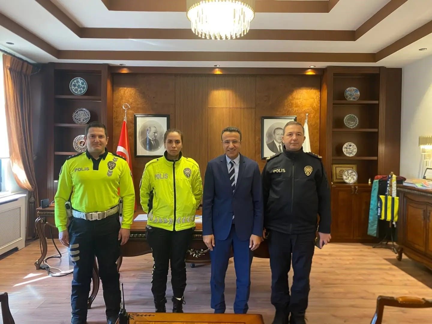 Yaralı genci yağmurdan şemsiyeyle koruyan polise başarı belgesi